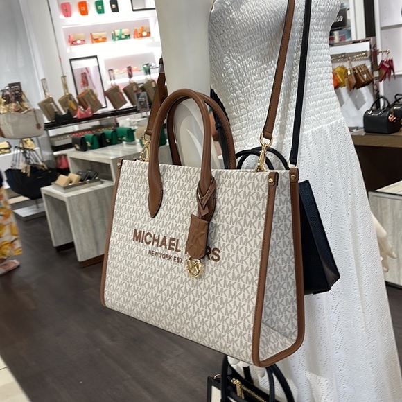 Michael Kors "Mirella" MD EW Tote Vanilla Shoulder Tote
35F2G7ZT2B - NWT - Picture 2 of 16